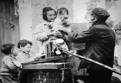 让一个偏僻小地方靠着地摊起家并成为世界第一，他才是中国地摊王！