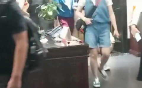 何炅与黄磊夫妇约饭，孙莉素颜现身略显憔悴，背带裤暴露腿粗缺点