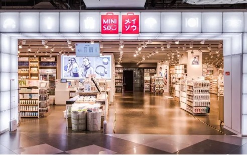 靠“十元店”起家，创始人身家超300亿，曾公开叫板马云，名创优品赴美上市