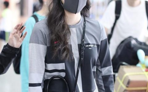 欧阳娜娜一身运动装帅气随性，卷发披肩露大眼睛又甜又酷