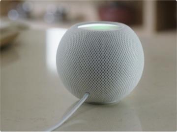 苹果 HomePod mini‌ 电源线同样不可拆卸：但或能用 USB-C 移动电源供电