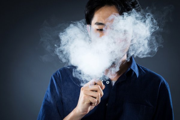 悄悄疯狂的电子烟：12小时开1家店，省级代理现场打款上百万