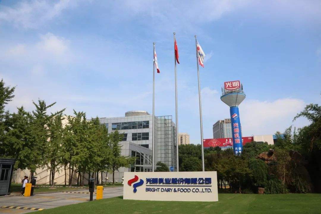 光明乳业回应广告被处罚为制作方工作疏漏，天眼查显示后者也被行政处罚30万元
