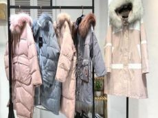 引进加拿大新数字化生产设备精工细作的雪银狐羽绒服加盟费用介绍