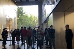 iPhone 12发售又现排队现象 果粉：我去年就等5G版