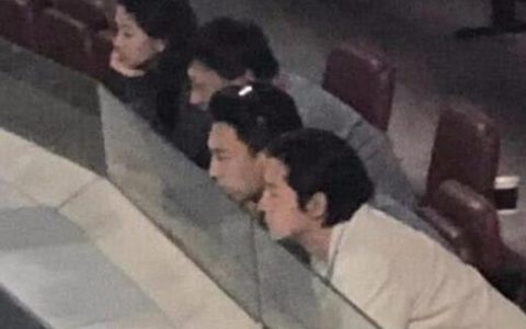 胡歌靳东看球姿势 铁下巴搭在玻璃挡板上