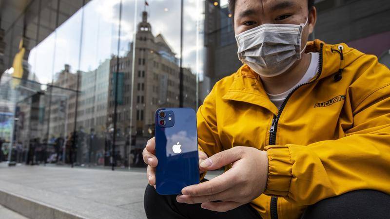 海蓝色iPhone12被喷上天，到底什么叫“塑料蓝”