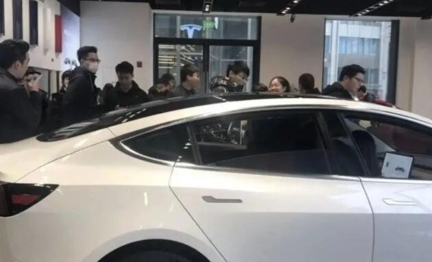 一张车牌等于一辆卡罗拉，上海发布最新交规让“打工人”落泪