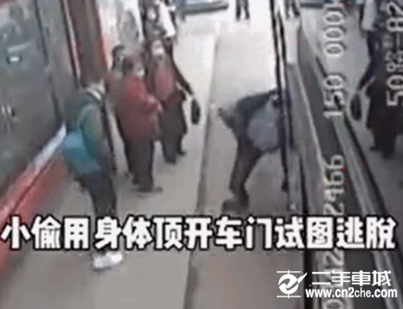 汽车趣事小偷行窃逃跑时头被公交车门卡住乘客合力抓捕