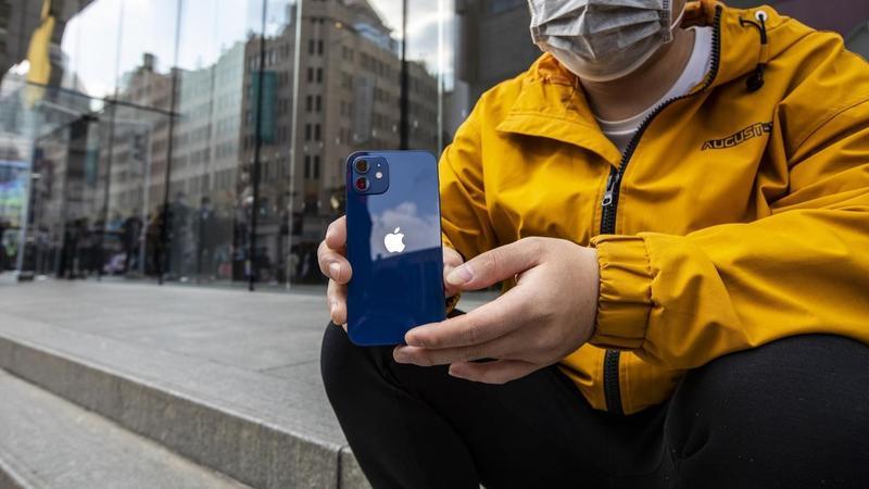 别再迷恋iPhone 12的塑料蓝，这才是真正的高级蓝