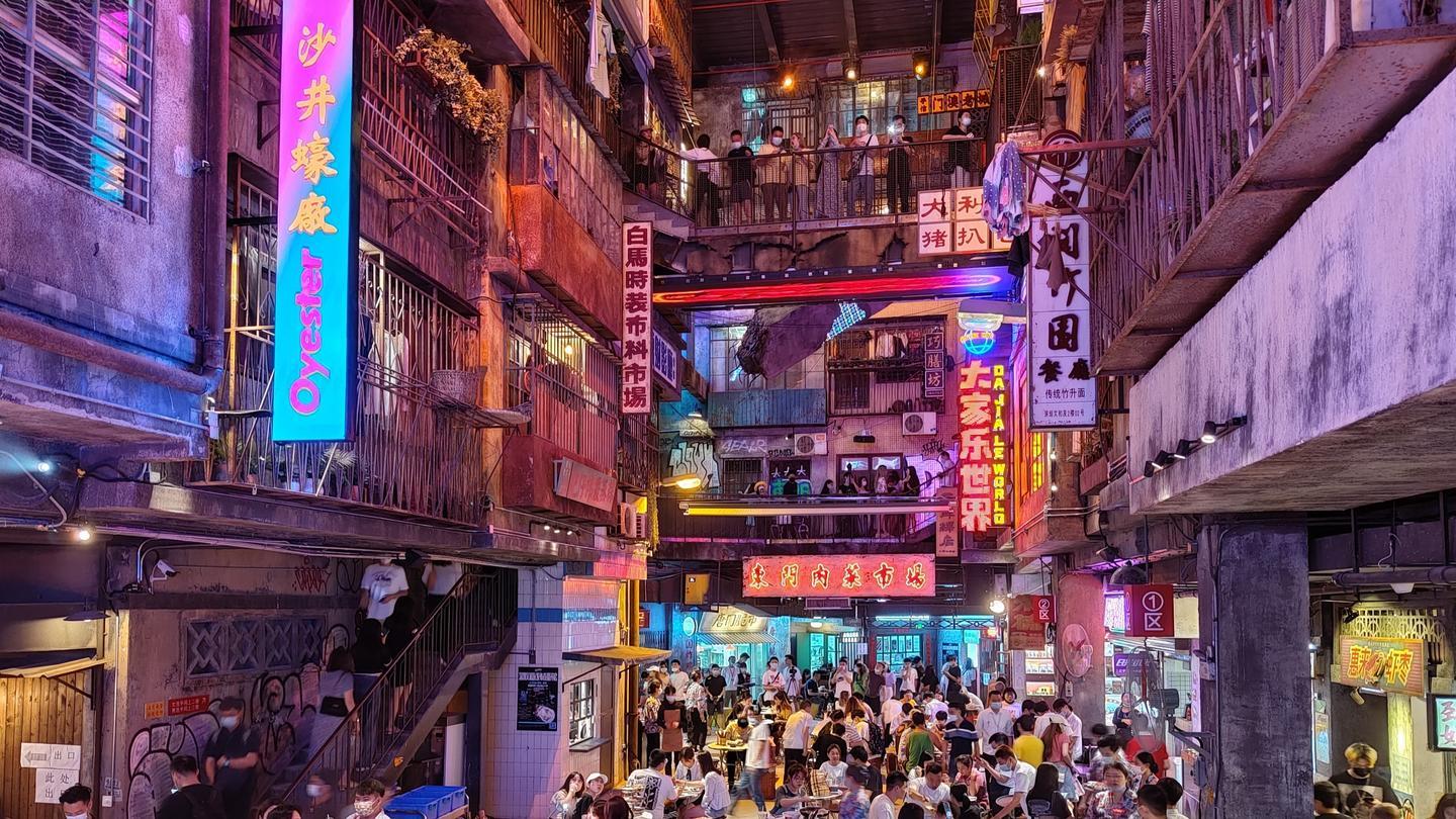 网红话语体系下的“快消”城市