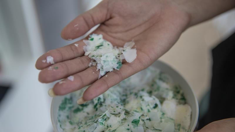 华人科学家开发塑料降解新工艺，最快两天内完全分解