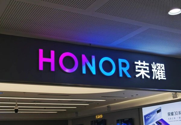荣耀重启，前途未卜品牌包袱在身：惯性认知阻碍，中低端"帽子"难摘？各链条百废待兴：留给新荣耀的时间还
