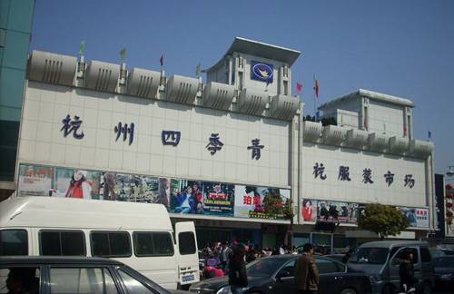 揭秘四季青生意经：打底衫19元,有人靠直播月销500万！