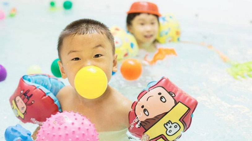 来鱼乐贝贝婴幼儿游泳馆游泳，选择适合孩子的运动方式！