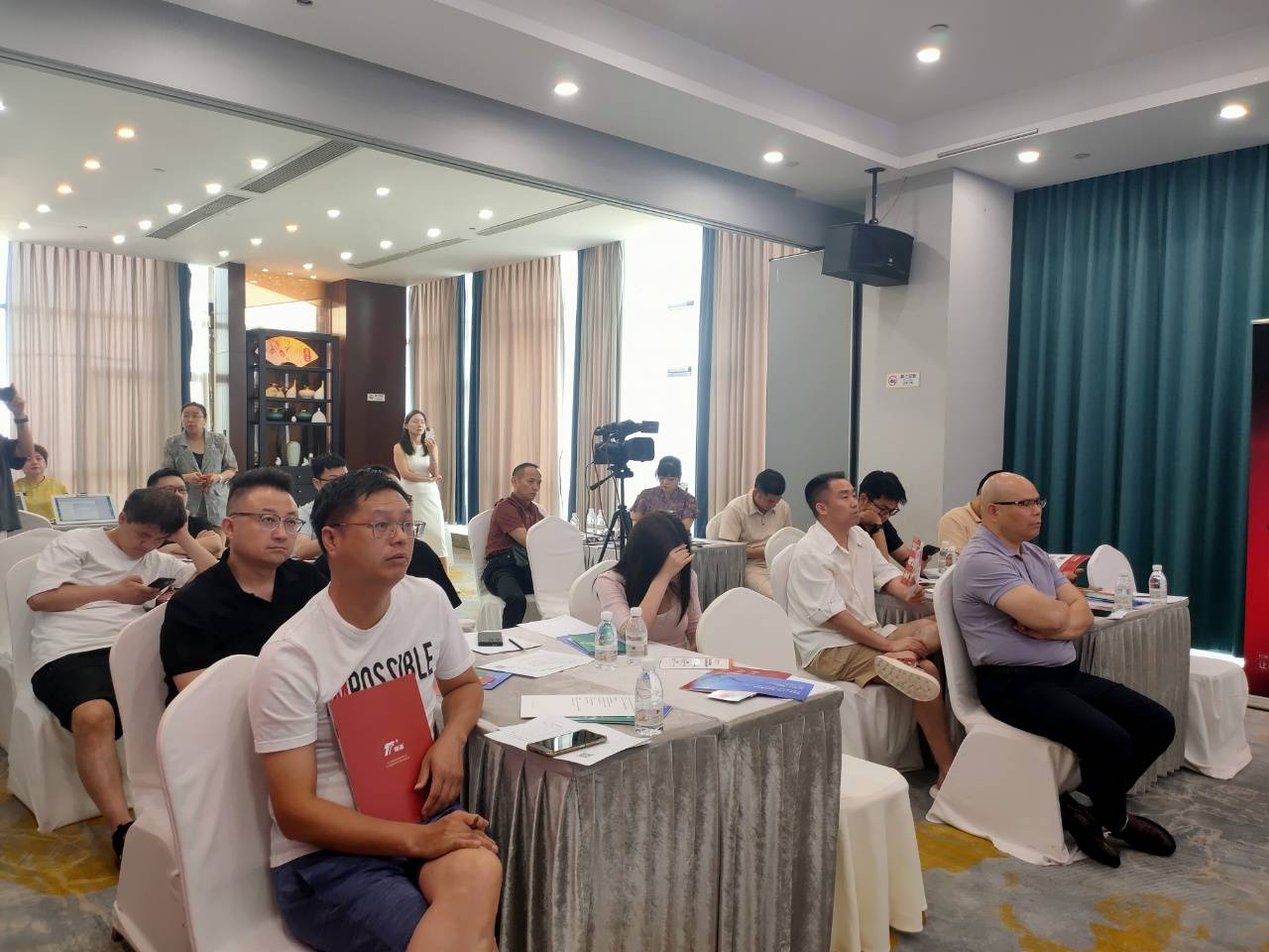 AI万炁堂亮相杭州查生意私享会 AI大健康OMO平台重构万亿健康产业新生态